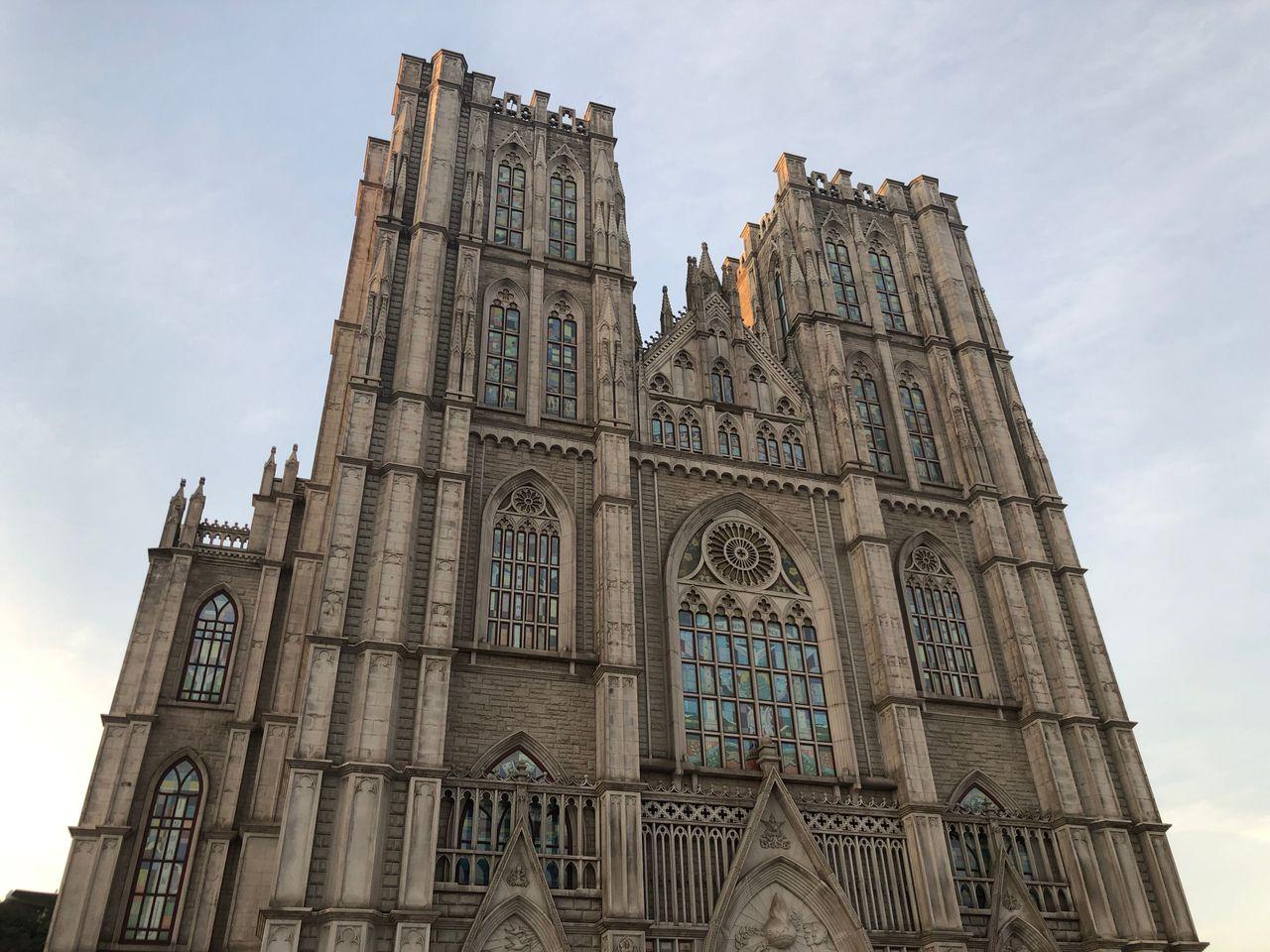 Take a walk on Kyung Hee campus with European architecture and cherry blossoms